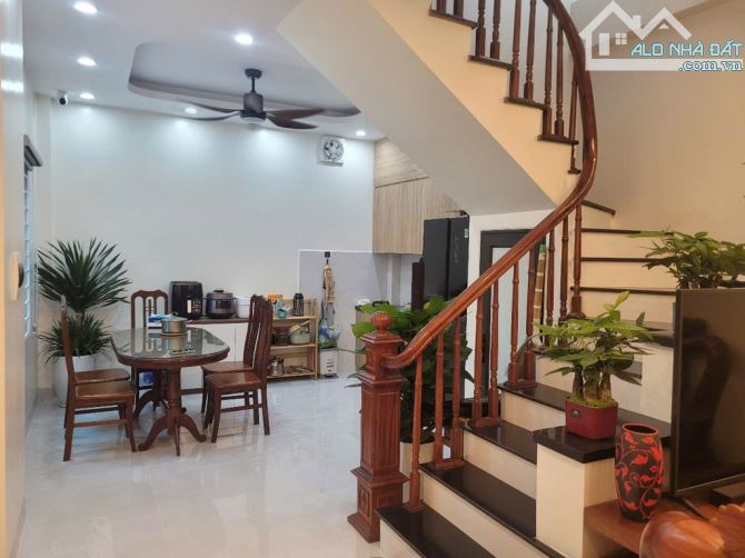 Bán nhà Liên Mạc 50m2 4 tầng, full nội thất tiền tỷ, gần sân chơi, ô tô giá 5,8 tỷ - 1
