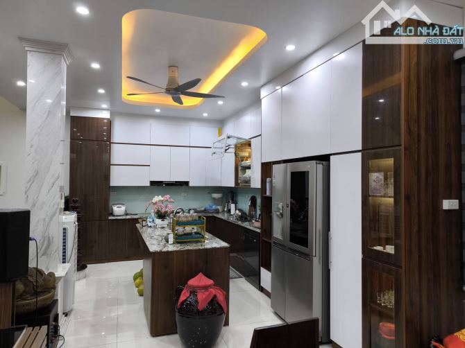 SIÊU ĐỈNH KINH DOANH VĂN PHÒNG _  PHÂN LÔ  Ô TÔ TRÁNH -  THOÁNG TRƯỚC SAU - 1