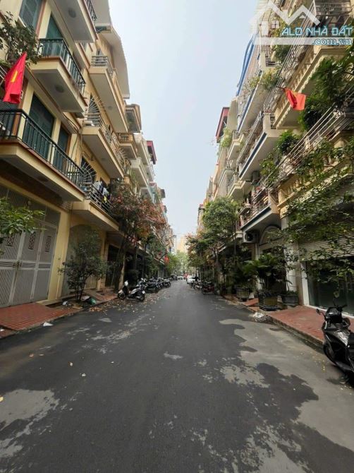 BÁN NHÀ PHÂN LÔ HOÀNG QUỐC VIỆT DT 70M 5 TẦNG VỈA HÈ KINH DOANH CHỦ THIỆN CHÍ GIÁ 21 TỶ - 1