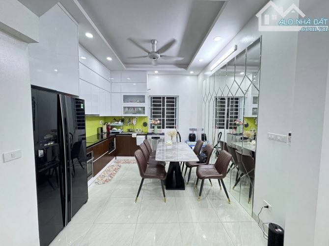 Nhà đẹp ngõ 6 Kim Đồng, gần Hồ, full nội thất, sổ 51m2, oto tránh 20m. Giá 14.2 tỷ - 1