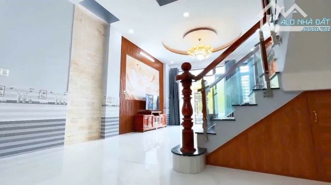 BÁN NHÀ 1 TRỆT, 1 LẦU TẶNG NỘI THẤT 5x20m XÃ MỸ HẠNH NAM, ĐỨC HÒA , LONG AN GIÁ 2.5 TỶ - 1
