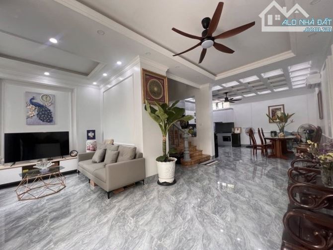 BT Làng Việt Kiều Châu Âu - Mỗ Lao, Trục chính, khu cao cấp, 200m2*3T, mặt tiền 9m, 4 ngủ - 2