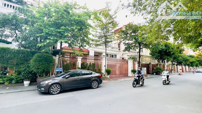 Bán biệt thự Làng Việt Kiều Châu Âu diện tích 200 m2 thiết kế 3 tầng giá 50 tỷ. - 2