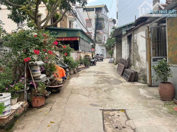 Bán đất Cự Khối, Ô tô vào đất, 430 m2, mặt tiền 17 m, giá chỉ 59 Tr/m2. - 2
