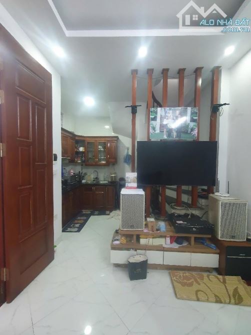 Nhà Nguyễn Văn Cừ oto đỗ cửa 30m2 giá 6,xty - 2