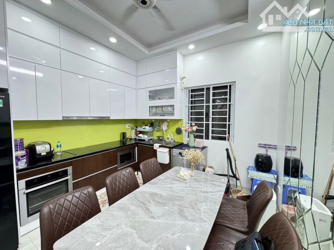 Nhà đẹp ngõ 6 Kim Đồng, gần Hồ, full nội thất, sổ 51m2, oto tránh 20m. Giá 14.2 tỷ - 2