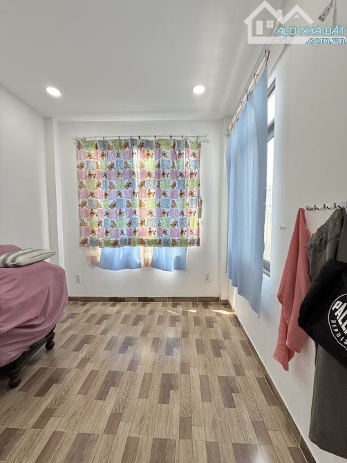 Gấp lắm, giá cực tốt DT 98m2 ngang lớn 5,4m chỉ hơn 6 tỷ ngay chợ phạm văn Bạch - 2