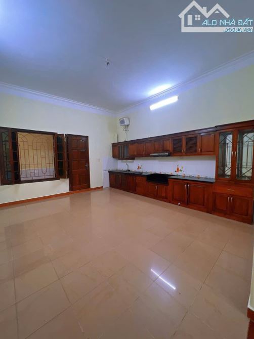 Siêu hiếm Hoàng Quốc Việt - Cầu Giấy - 100m2 - Oto vào nhà - View hồ - Kinh doanh - 31 tỷ. - 2