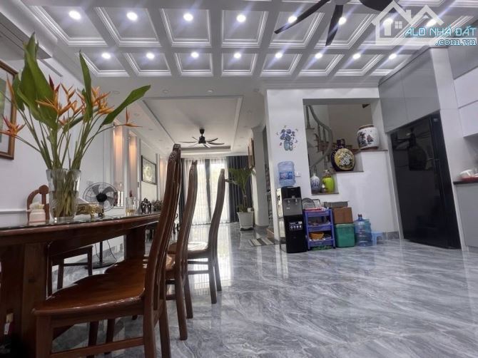 BT Làng Việt Kiều Châu Âu - Mỗ Lao, Trục chính, khu cao cấp, 200m2*3T, mặt tiền 9m, 4 ngủ - 3