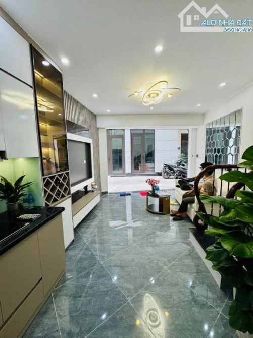 Cực Hiếm -Định Công -Q Hoàng Mai  Vị Trí Cực Đẹp Ngõ Rộng ô Tô Vào Tận Cửa Nhà   DT:30M2 - 3