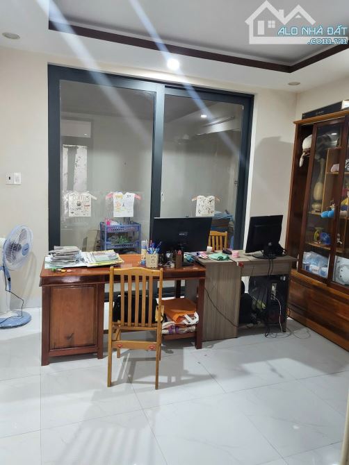 Bán nhà 4 tầng đường Hoàn Kiếm, Nha Trang. 4 phòng ngủ. Giá bán 8,8 tỷ - 4