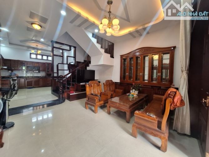 NHÀ HẺM XE HƠI - 3 TẦNG - ĐỖ XUÂN HỢP - Q9 - GIÁ 7.5 TỶ - 4