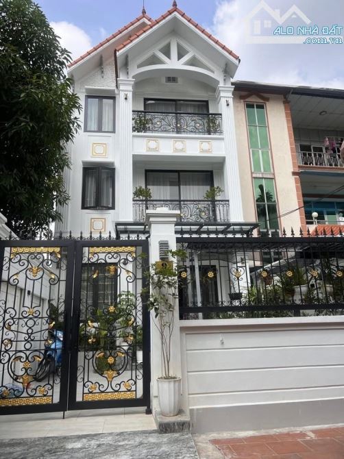 BT Làng Việt Kiều Châu Âu - Mỗ Lao, Trục chính, khu cao cấp, 200m2*3T, mặt tiền 9m, 4 ngủ - 5