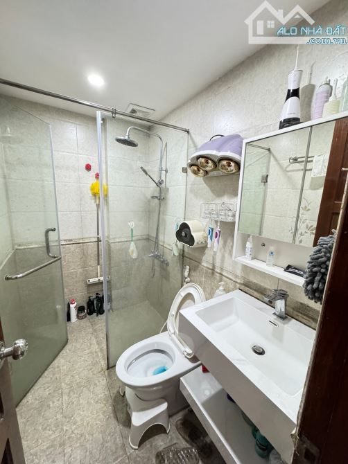 Nhà đẹp ngõ 6 Kim Đồng, gần Hồ, full nội thất, sổ 51m2, oto tránh 20m. Giá 14.2 tỷ - 5
