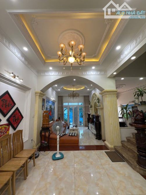 BIỆT THỰ KIẾN TRÚC PHÁP, NGANG 6.5M – GẦN GA METRO, NGÃ TƯ THỦ ĐỨC – 18 tỷ - 9