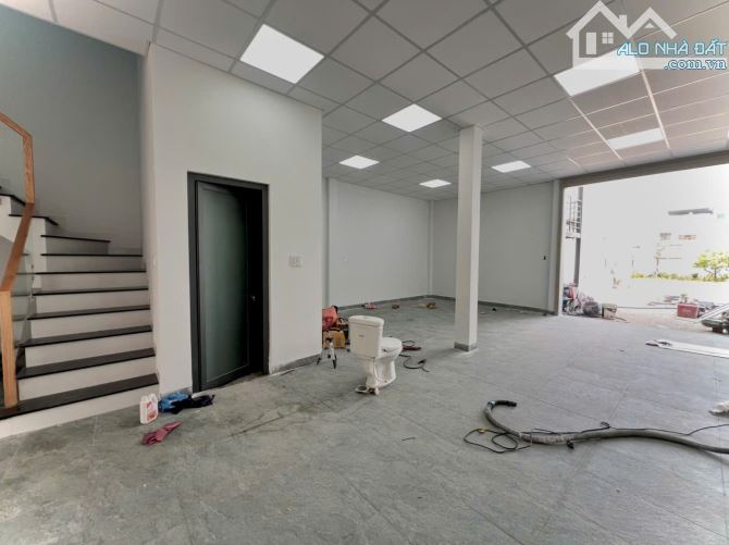 Bán toà nhà 400m2 mặt tiền Đồng Khởi, gần các sở ban nghành, bv Đồng nai. Giá 30 tỷ.