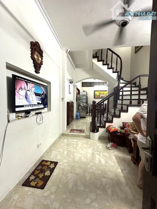 Nhà phố Khương Trung, Cách phố 20m, Full nội thất đẹp, DT 40m2, MT 4m, Giá 8.5 tỷ