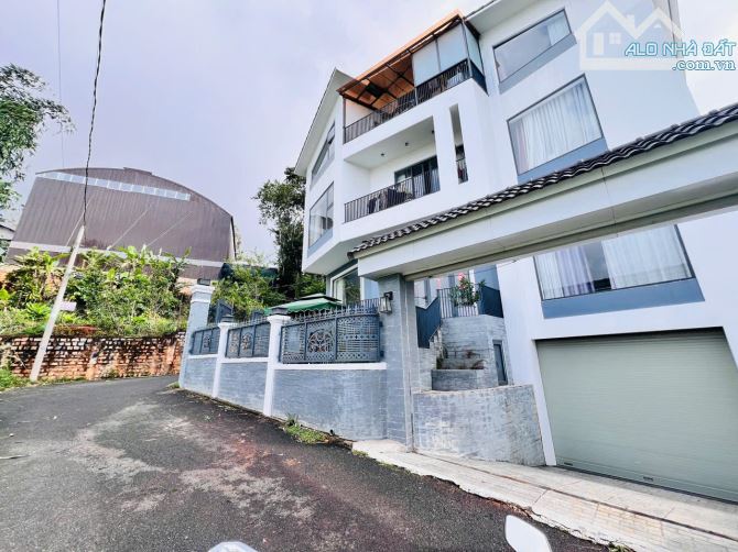 🏡NGỘP BANK Bán căn Villa 2 mặt tiền, DT: 200m2 ngang 15m . Đường Vạn Hạnh , P8 , Đà Lạt