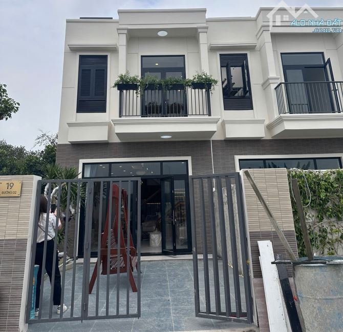 Bán nhà 1 trệt 1 lầu ngay ngã tư Hội Nghĩa - full nội thất cao cấp