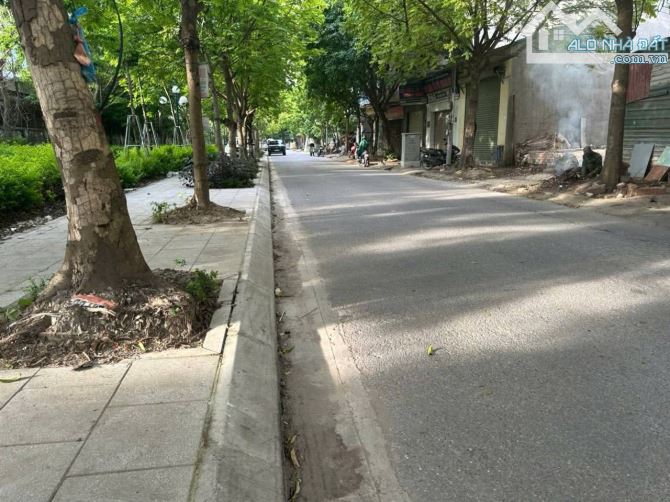Trục Chính DV Cổng Đồng La Khê, view Công Viên. Diện tích 50 mét mặt tiền 4,2 mét 13,4 tỷ.