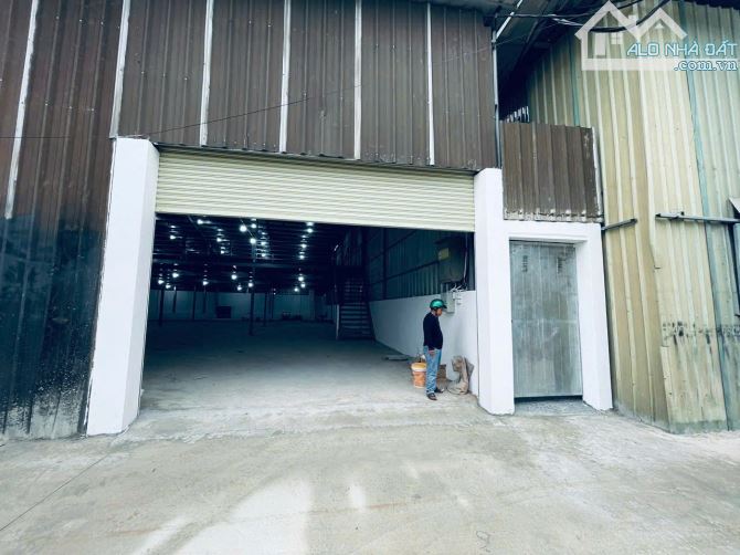 Cho thuê kho/xưởng DTSD 800m2 xa dân , sẵn VP tại Đông La, Hoài Đức.