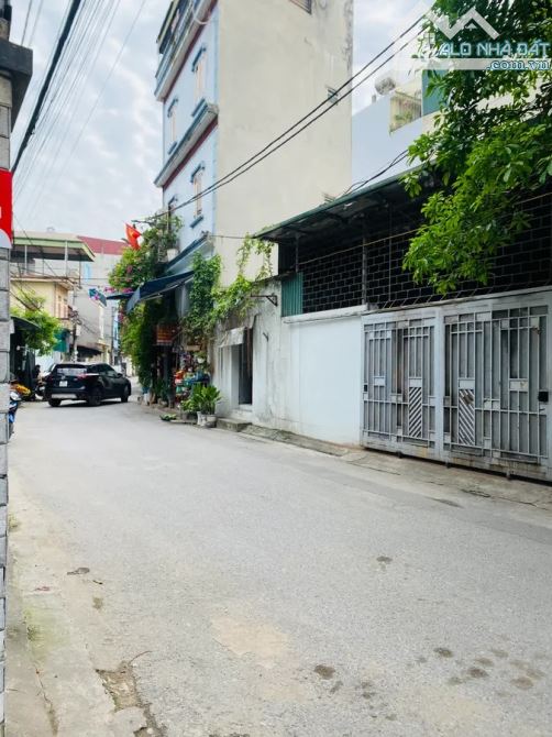 Chuyển công tác bán gấp nhà Nguyễn Văn Linh Long Biên 36m2 5T MT5m nhỉnh 6 tỷ ngõ ô tô