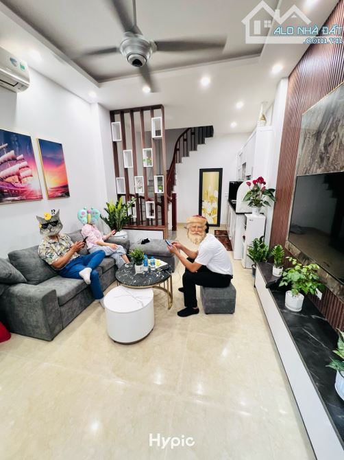 BÁN NHÀ BÁT KHỐI LONG BIÊN-NGÕ THÔNG-NHÀ DÂN XÂY- Ô TÔ NHỎ ĐỖ CỬA-5,6 TỶ