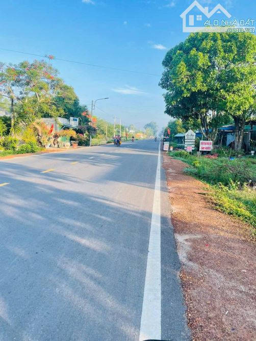 ĐẨT RỘNG 120M, MẶT TIỀN, NGAY THỊ TRẤN BẾN LỨC.