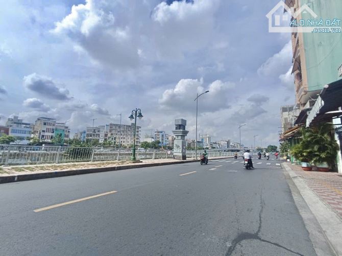 Bán gấp nhà đẹp ở ngay MTKD Bến Bình Đông, xe hơi ngủ nhà, 82m2, SHR, chỉ 16.5 tỷ.
