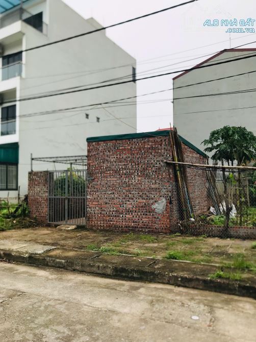 ĐẤT ĐẤU GIÁ LỘC HÀ - MAI LÂM, 100M2 VỈA HÈ PHÂN LÔ, SÁT ĐƯỜNG DẪN CẦU TỨ LIÊN