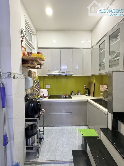 Lê Hồng Phong. Q10. Hẻm ba gác 1 xẹt. 3 tầng còn mới. 3PN rộng. Chỉ 5.2 tỷ.