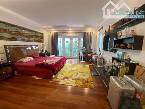Bán Biệt Thự Vườn Đào 368m2, 4 tầng, mặt tiền 21m, full nội thất.