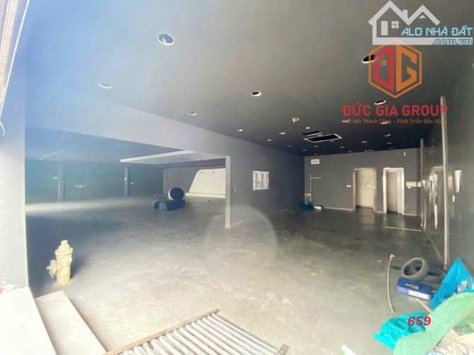 Giá thuê 100tr/tháng. Mặt bằng ngang 15x24 480m.góc 2mặt tiền Đồng Khởi,gần BVĐN