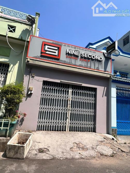 Hàng hiếm, Bán nhà cặp MT khu dân cư Bình Phú, DT: 8x17 136m2, Nhà cấp 4, Giá bán: 20 tỷ