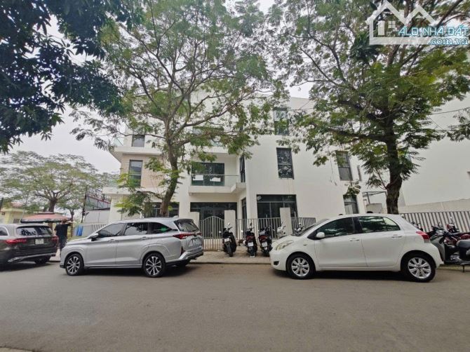 BIỆT THỰ LÔ GÓC ĐẲNG CẤP DT 300M* 4T* MT 32M, 90 TỶ, 2 MẶT TIỀN KĐT DƯƠNG NỘI.