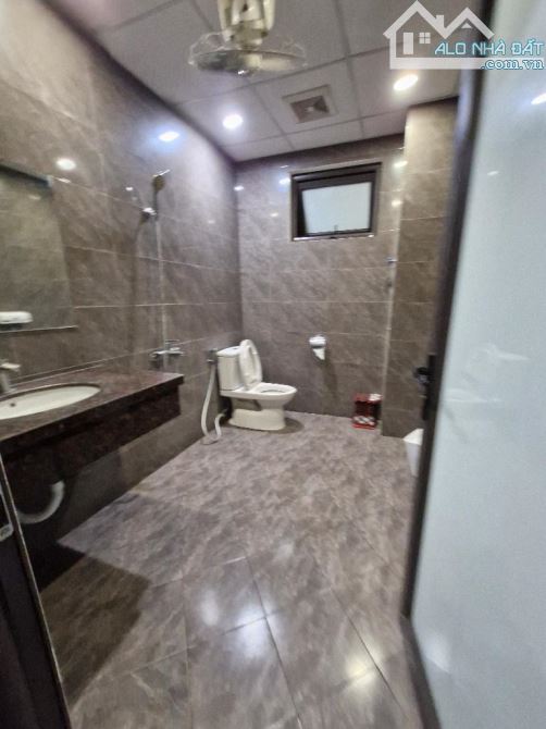 Bán nhà phố Trần Đại Nghĩa DT69,6mx6T MT5,3m thang máy , doanh thu 60 tr/th chỉ 20 - 4