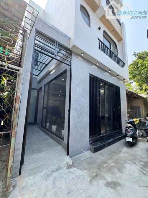 Nhà 3 tầng xây mới đẹp ngõ đường Kênh - 11