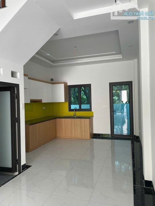 Nhà mới đẹp, hiện đại ngay cạnh ĐH Thể Dục TT(40m2-4 tầng)Ở ngay. Giá chỉ 3.3 tỷ - 1