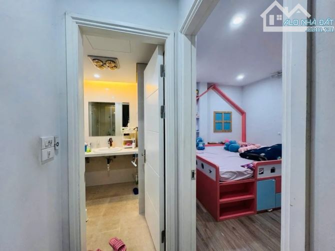 Chuyển công tác bán gấp nhà Nguyễn Văn Linh Long Biên 36m2 5T MT5m nhỉnh 6 tỷ ngõ ô tô - 1