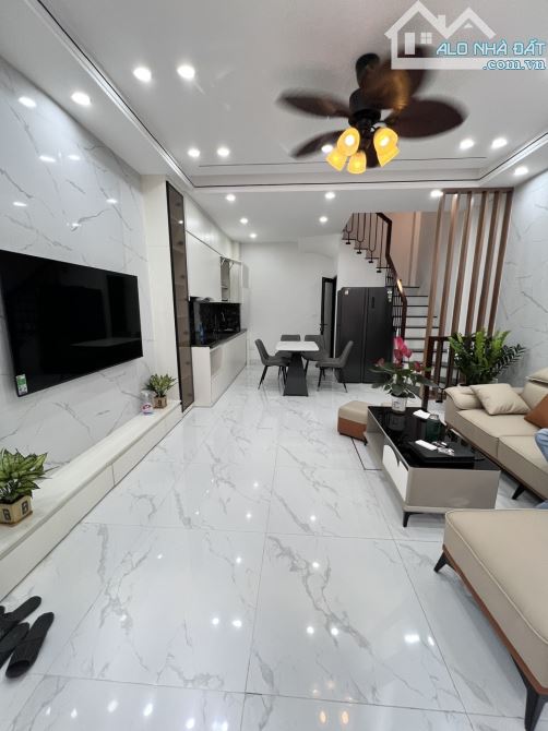 BÁN NHÀ PHỐ TRẠM LONG BIÊN-5 TẦNG- MẶT TIỀN RỘNG- GẦN Ô TÔ-MT4,8m-Giá 7,75 tỷ. - 1