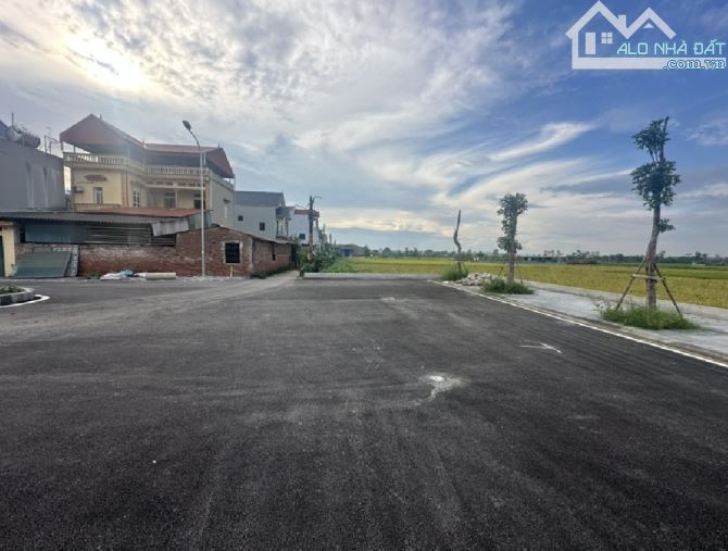 Đất lô góc 2 mặt tiền ngõ thông , ô tô ra vào thoải mái , tương lai QH mở đường -3m - 1