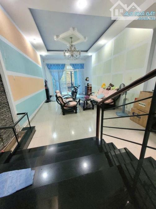 BÁN NHÀ 2 TẦNG HẺM XE HƠI SÁT MT THẠNH LỘC 19 NGAY NGÃ TƯ GA- DT 5,5x20 (110m2) 4PN chỉ - 2