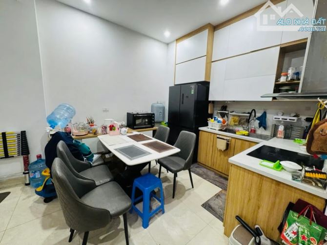 Chuyển công tác bán gấp nhà Nguyễn Văn Linh Long Biên 36m2 5T MT5m nhỉnh 6 tỷ ngõ ô tô - 2