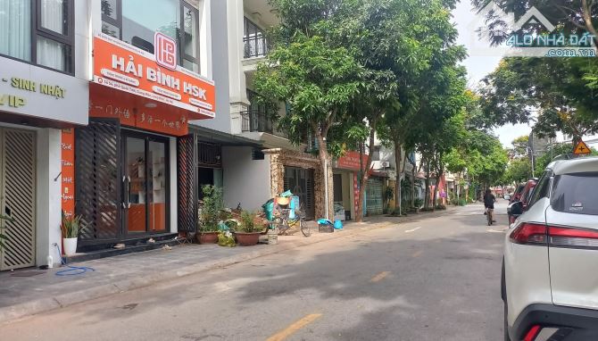 Bán nhà mặt phố Nguyễn Văn Hưởng, sau mặt Hồ, KD, 94m2, mt 7.8m, 2t, 350 triệu m2 - 2