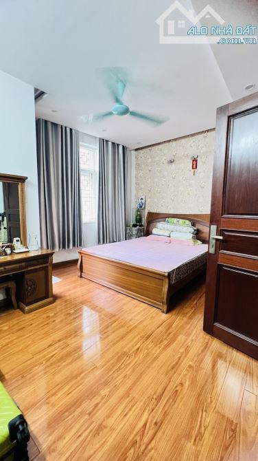 CMT8. Q10. Gần 60m2. Ngang 5m cực đẹp. 4 tầng Kiên cố 5PN. ST. Chỉ 10.x tỷ. - 2
