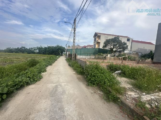 Đất lô góc 2 mặt tiền ngõ thông , ô tô ra vào thoải mái , tương lai QH mở đường -3m - 2