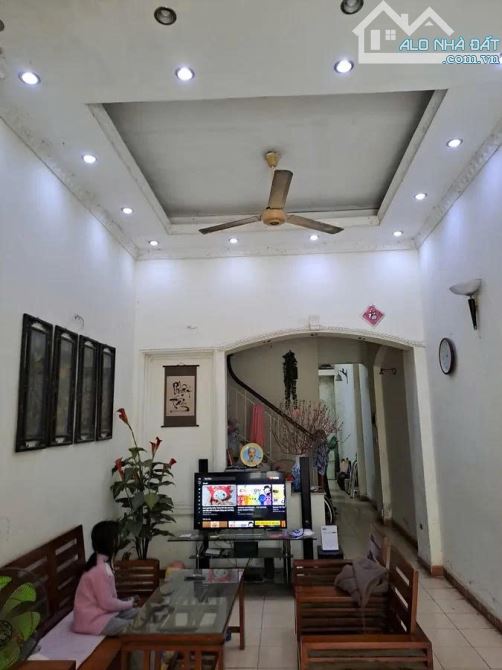 Bán nhà Khuất Duy Tiến, ngõ phân lô ô tô đỗ cửa  DT: 66 m2 x 3,5 tầng chào giá: 16,5 tỷ