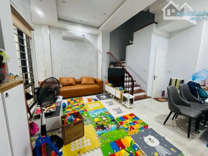 Chuyển công tác bán gấp nhà Nguyễn Văn Linh Long Biên 36m2 5T MT5m nhỉnh 6 tỷ ngõ ô tô - 3