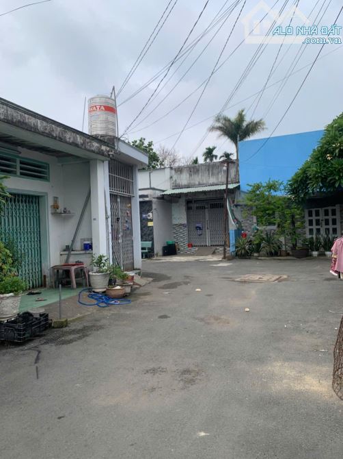 NHÀ GẦN CHỢ HÓC MÔN- 3,3 TỶ- C4- NGANG 4,04 X DÀI 14- DIỆN TÍCH SỔ 60 M2. NGAY TT HÓC MÔN. - 3