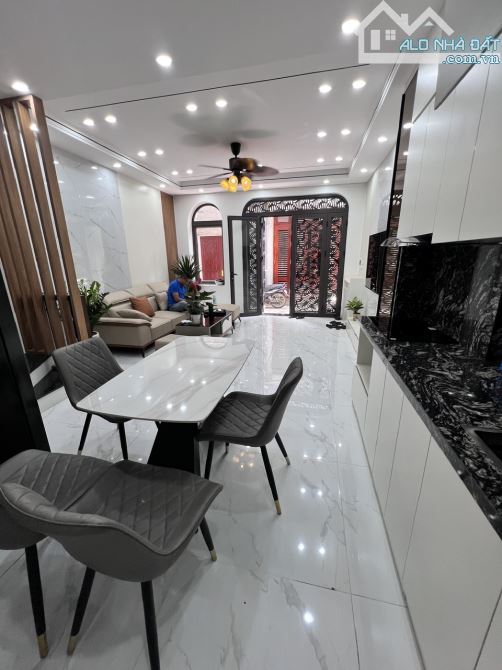 BÁN NHÀ PHỐ TRẠM LONG BIÊN-5 TẦNG- MẶT TIỀN RỘNG- GẦN Ô TÔ-MT4,8m-Giá 7,75 tỷ. - 3